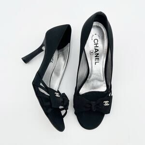 Chanel Vintage Karl Lagerfeld Y2K Grosgrain Bow Pearl CC Peep Toe Heels EU 37